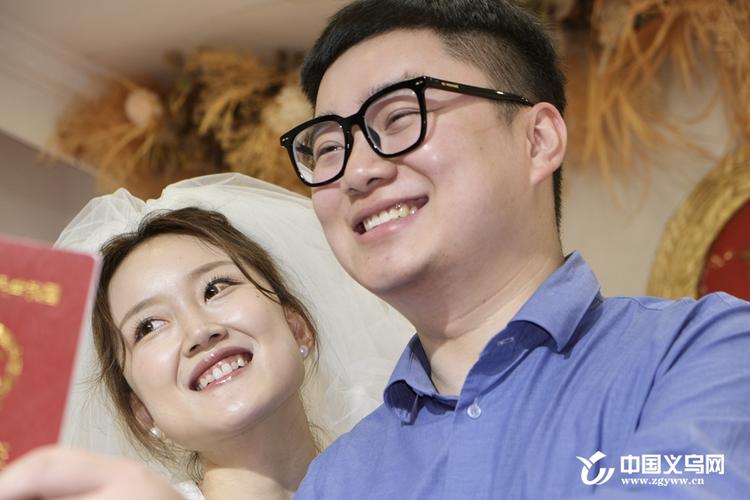 中国义乌网5月8日讯(记者 方维 陈佳琪 编辑 童荟颖)嘴角上翘,用微笑